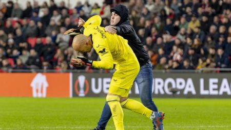 Avrupa Ligi’nde skandal olay! Alana girip kaleciye saldırdı